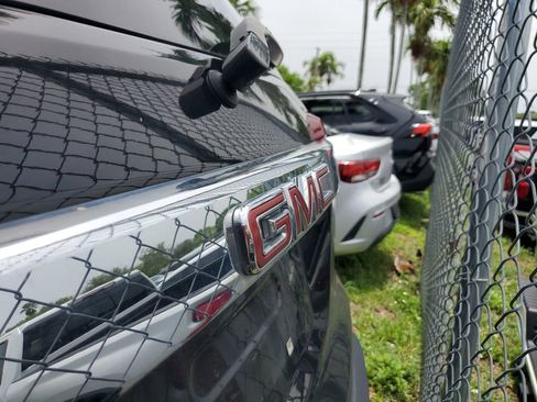 Used 2022 GMC Acadia SLT w/ Preferred Package image 6