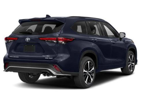 Used 2022 Toyota Highlander XLE AWD/4WD image 2