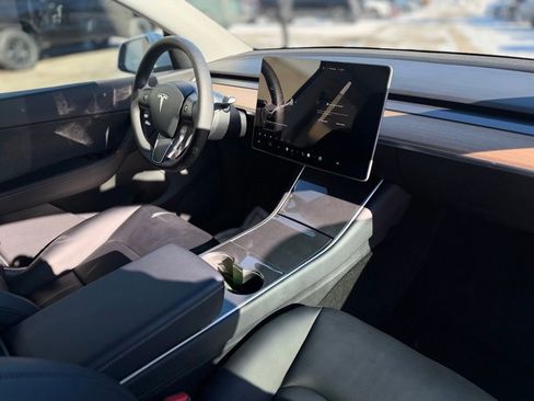 Used 2021 Tesla Model Y Long Range image 17