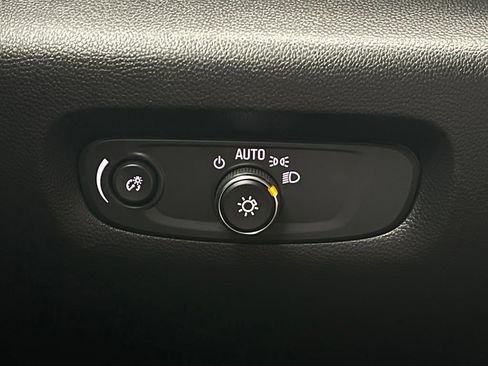 Used 2023 Chevrolet Traverse LT FWD image 23