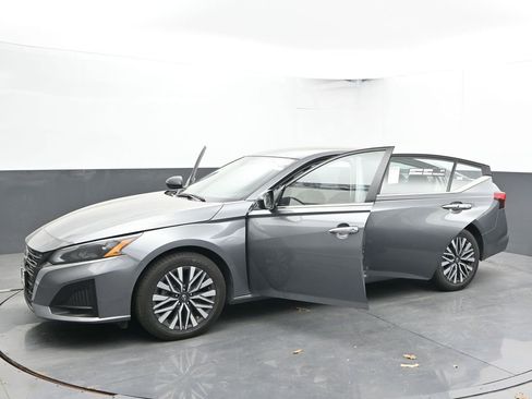 Used 2024 Nissan Altima 2.5 SV AWD/4WD image 35