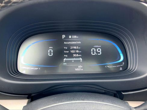 Used 2025 Hyundai Venue SEL image 25