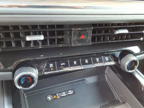 Used 2025 Chevrolet Suburban Z71 image 12