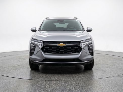 Used 2025 Chevrolet Trax LT FWD image 2