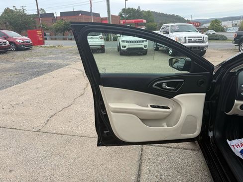 Used 2015 Chrysler 200 Limited image 26