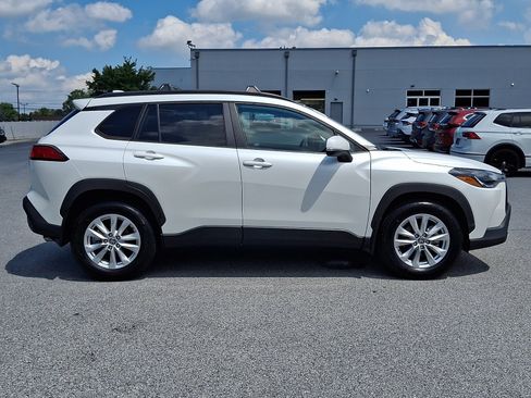Certified 2022 Toyota Corolla Cross LE w/ Moonroof Package AWD/4WD image 8