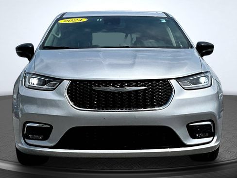 Used 2024 Chrysler Pacifica Touring-L FWD image 2