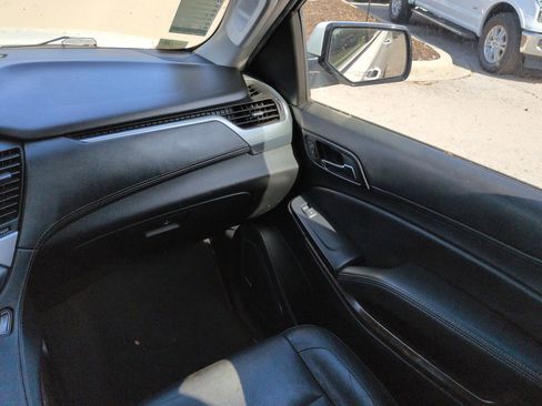 Used 2019 Chevrolet Suburban LT image 17