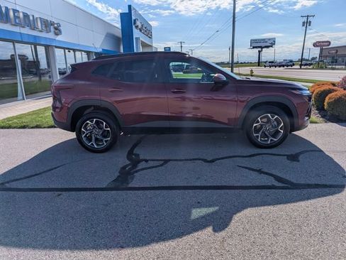 Used 2024 Chevrolet Trax LT w/ Driver Confidence Package FWD image 2