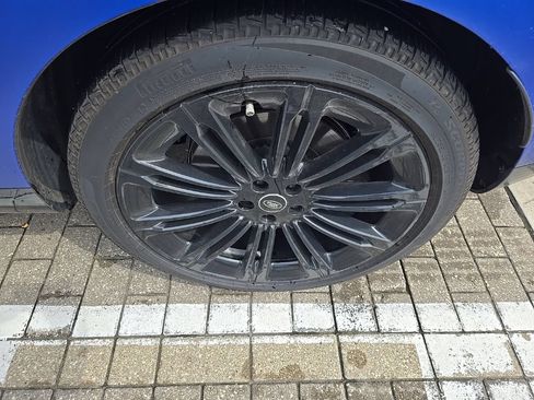 Used 2025 Land Rover Range Rover SE AWD/4WD image 9