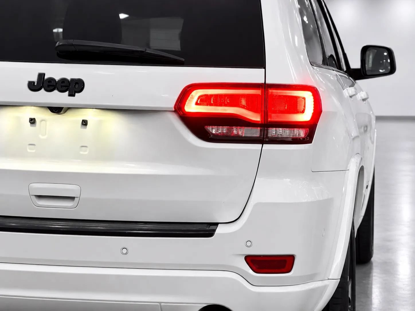 Used 2018 Jeep Grand Cherokee Altitude RWD image 10
