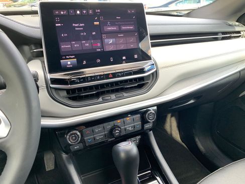 Used 2025 Jeep Compass Limited image 18