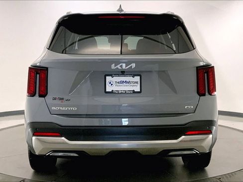 Used 2025 Kia Sorento S AWD/4WD image 3