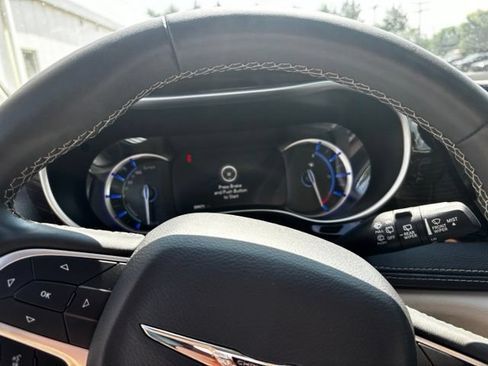 Used 2023 Chrysler Pacifica Limited FWD image 23