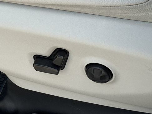 Used 2021 Chrysler Pacifica Touring-L FWD image 24