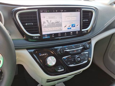 Used 2023 Chrysler Pacifica Touring-L FWD image 26