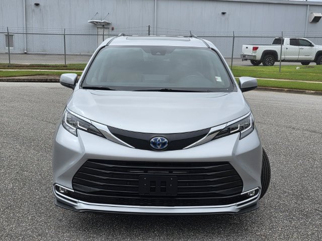 Certified 2023 Toyota Sienna XLE FWD image 2