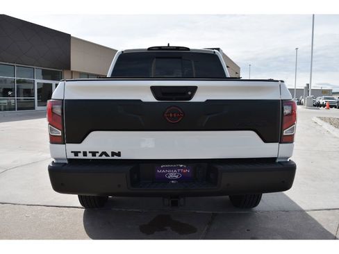 Used 2024 Nissan Titan PRO-4X image 9