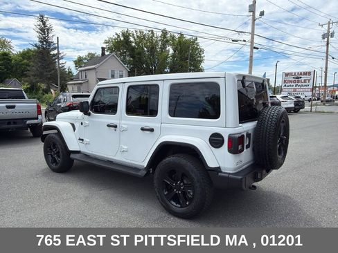 Used 2022 Jeep Wrangler Unlimited Sahara AWD/4WD image 6
