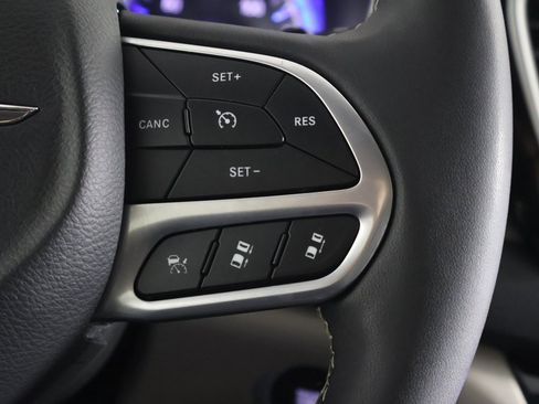 Used 2024 Chrysler Pacifica Touring-L image 40