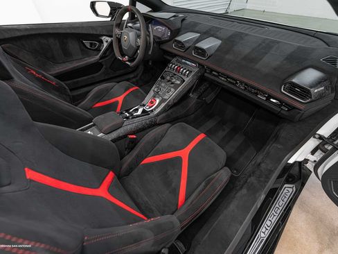 Used 2019 Lamborghini Huracan Performante AWD/4WD image 2