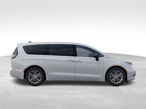 New 2026 Chrysler Pacifica Select AWD/4WD image 22