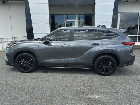 Used 2023 Toyota Highlander XLE FWD image 2