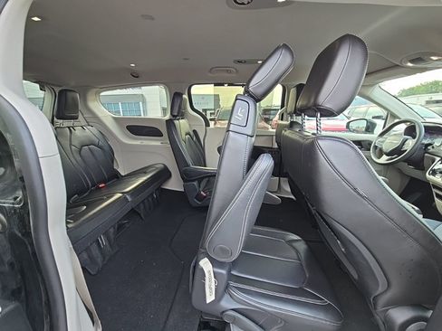 Used 2024 Chrysler Pacifica Touring-L FWD image 42