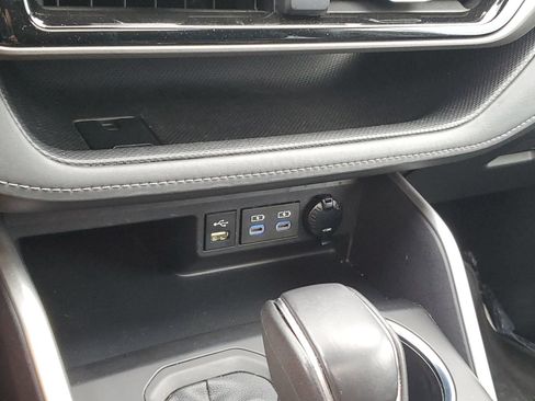 Used 2022 Toyota Highlander XLE AWD/4WD image 29