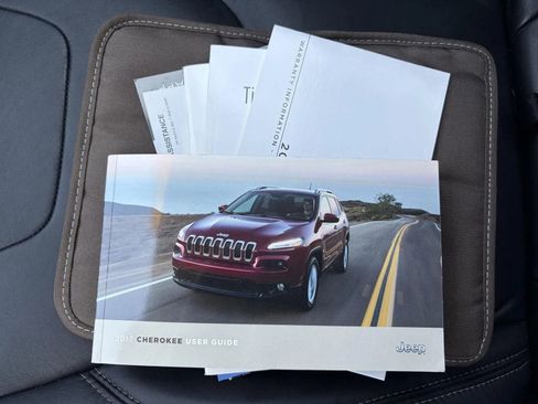 Used 2017 Jeep Cherokee Limited FWD image 24