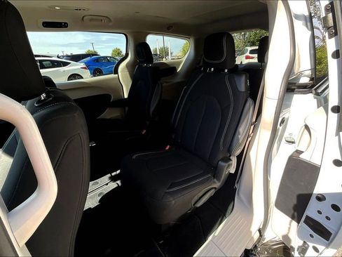 Used 2022 Chrysler Voyager LX image 33