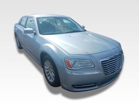 Used 2013 Chrysler 300 RWD image 2