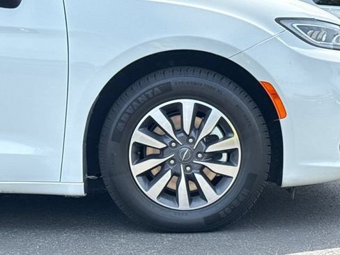 Used 2023 Chrysler Pacifica Touring-L FWD image 7
