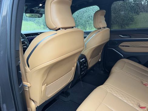 Used 2022 Jeep Grand Cherokee Summit w/ Luxury Tech Group V AWD/4WD image 26