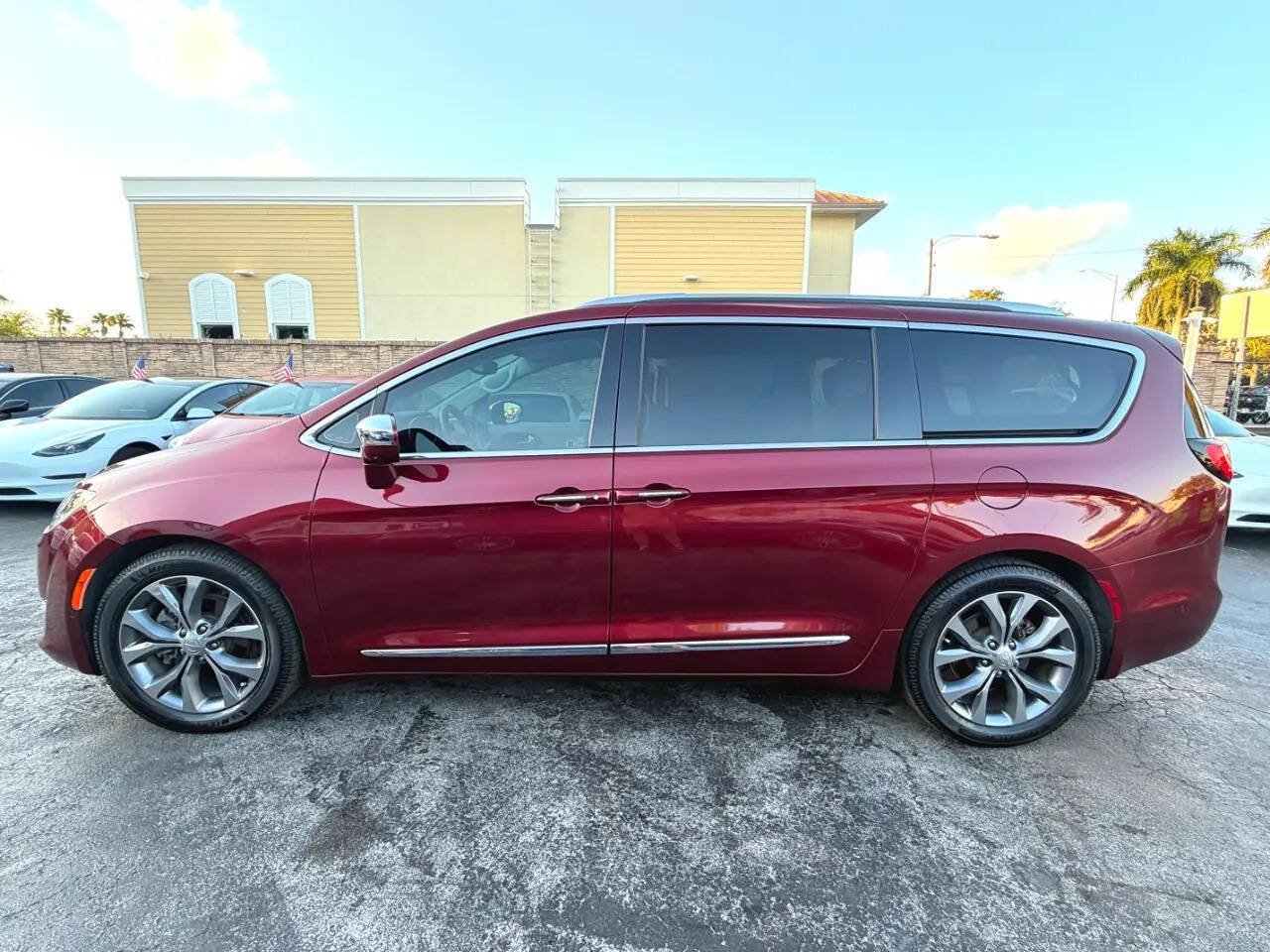 Used 2020 Chrysler Pacifica Limited w/ Tire & Wheel Group FWD image 16