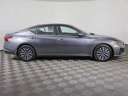 Used 2023 Nissan Altima 2.5 SV w/ SV Premium Package FWD image 18