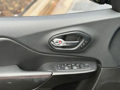 Used 2019 Jeep Cherokee Trailhawk image 30