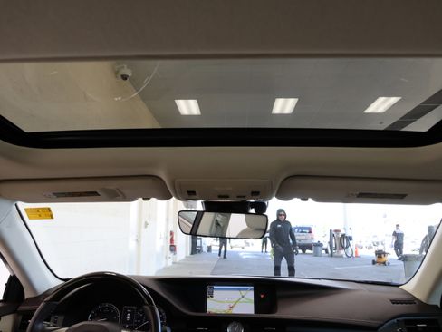 Used 2018 Lexus ES 350 350 w/ Luxury Package w/Wood Trim image 33