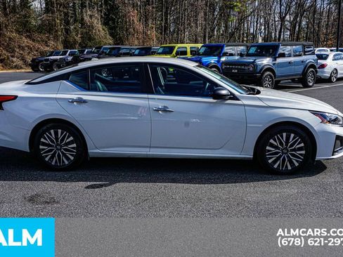 Used 2025 Nissan Altima 2.5 SV image 9