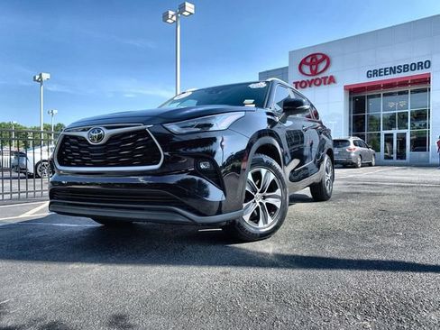 Used 2024 Toyota Highlander XLE AWD/4WD image 4