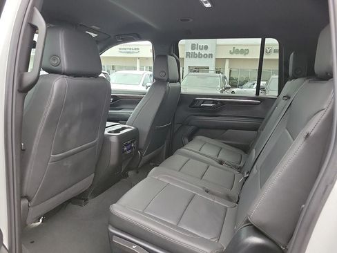 Used 2025 Chevrolet Suburban Z71 AWD/4WD image 11
