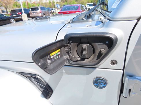 Used 2023 Jeep Wrangler Unlimited Sahara AWD/4WD image 10