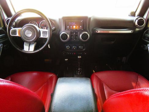 Used 2013 Jeep Wrangler Unlimited Rubicon AWD/4WD image 26
