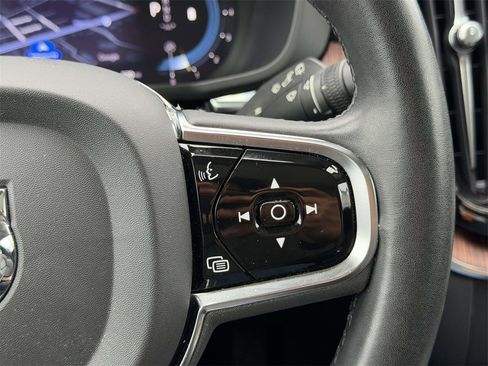 Used 2023 Volvo XC60 B5 Plus image 10