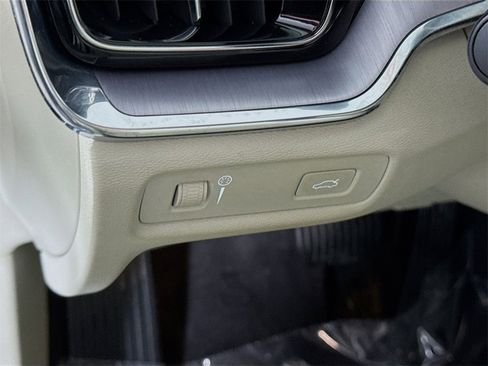 Used 2020 Volvo S60 T6 Momentum image 21