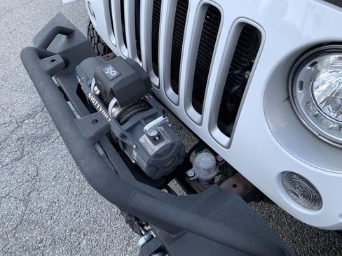 Used 2017 Jeep Wrangler Unlimited Sahara w/ Connectivity Group image 9