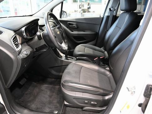 Used 2022 Chevrolet Trax LT w/ Sport Edition image 9