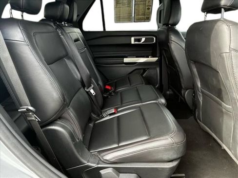 Used 2023 Ford Explorer XLT w/ Equipment Group 202A RWD image 19