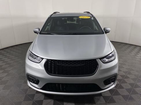 Used 2023 Chrysler Pacifica Touring-L w/ Uconnect Theater Family Group AWD/4WD image 12