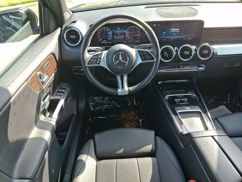 Used 2025 Mercedes-Benz GLB 250 4MATIC image 11